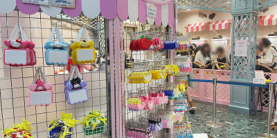 【サンリオピューロランド】大人気のネームプレートを解説!値段、作り方、場所、混雑情報まとめ