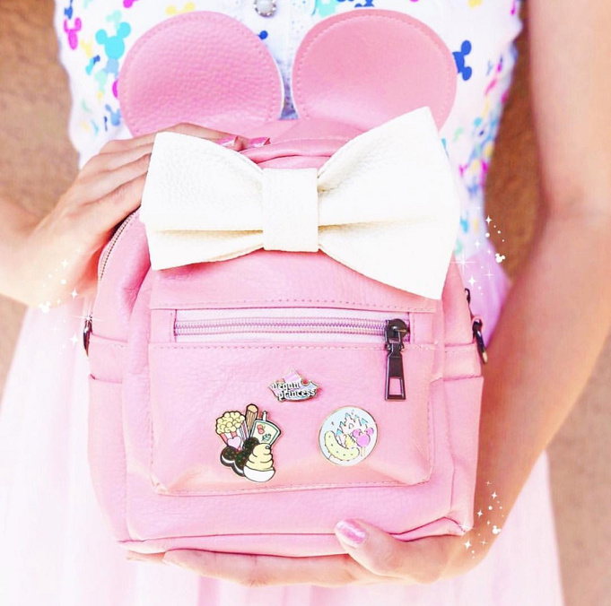 ピントレーディング 海外ディズニーのピンバッチ文化まとめ ピンバッチコーデも