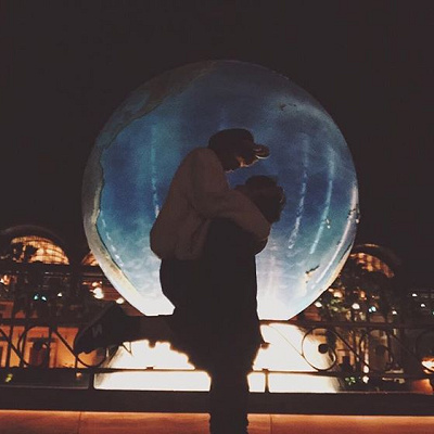 後ろ姿の手つなぎポーズ キャステル Castel ディズニー情報 後ろ姿の手つなぎポーズ キャステル Castel ディズニー情報