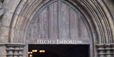 【USJ】ハリポタエリアのお店「フィルチの没収品店」!場所や品ぞろえ、店内の見どころを解説