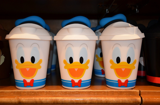 必見 ドナルドダックはどんなキャラ デイジーとの意外な関係や驚きの経歴 パークで会える場所やグッズも 必見 ドナルドダックはどんなキャラ デイジーとの意外な関係や驚きの経歴 パークで会える場所やグッズも