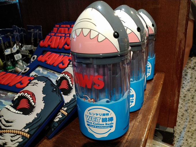 最新 Usjのジョーズグッズ選 サメがモチーフのお菓子や雑貨をお土産に