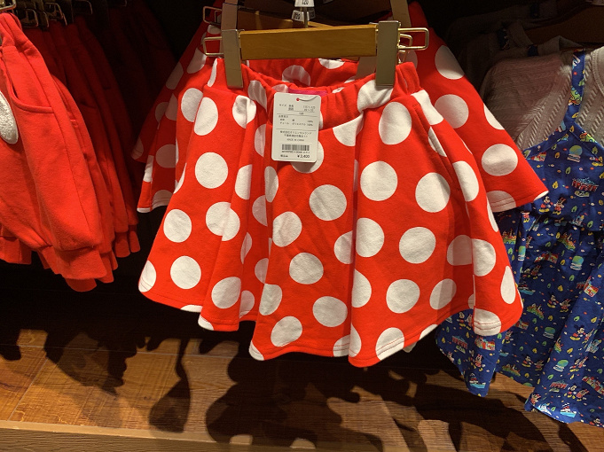 21 ディズニーランドで買える子供服 ベビー服 なりきりドレスまとめ スタイなどの小物系も