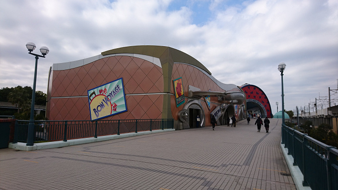 ディズニーでの荷物預かり場所まとめ どこに荷物を預ける ウェルカムセンター ロッカーなど ディズニーでの荷物預かり場所まとめ どこに荷物を預ける ウェルカムセンター ロッカーなど