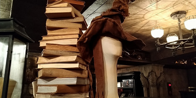 映画『ハリーポッター』の組み分け帽子を徹底解説!誕生秘話や役割、USJで見られるショー、スポット、グッズ