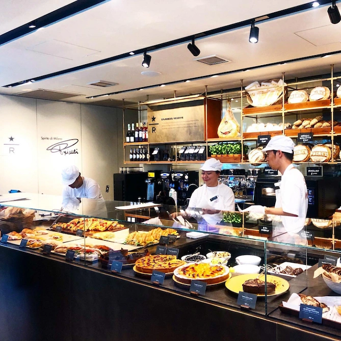 明るい店内とハキハキ働くスタッフの皆さんも魅力的