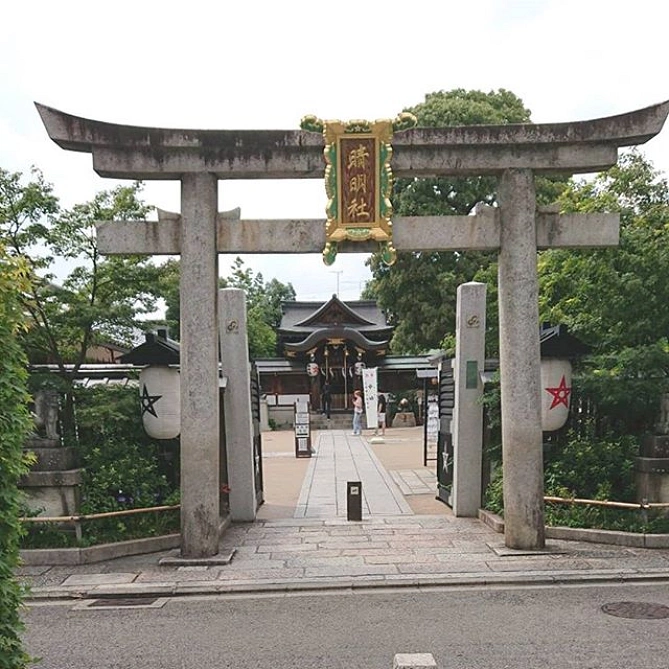 晴明神社へのアクセスには電車とバスを使う方法があります