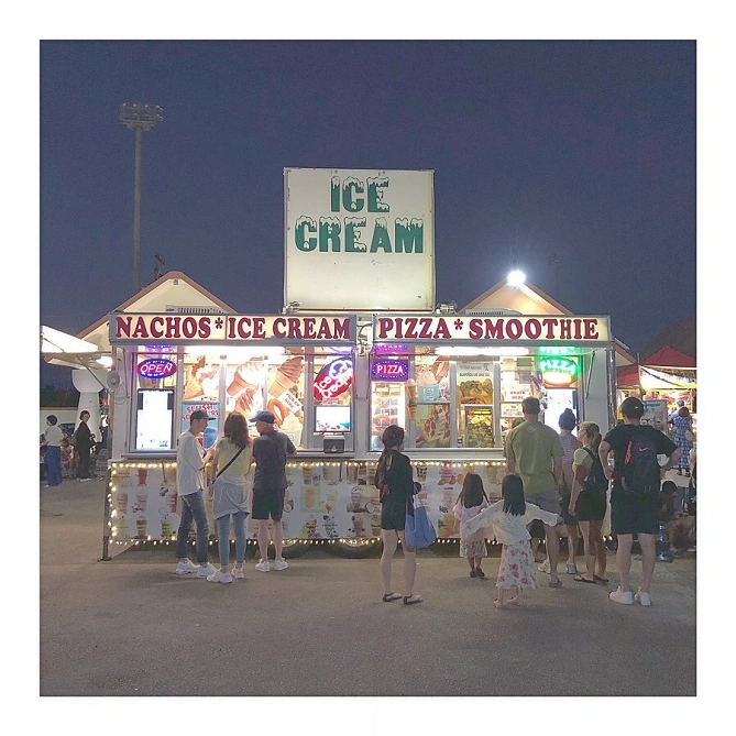 ナチョスやピザの屋台