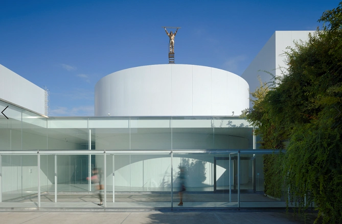 ヤン・ファーブル《雲を測る男》1998　© Angelos bvba　金沢21世紀美術館蔵（撮影：中道淳／ナカサアンドパートナーズ　提供：金沢21世紀美術館）