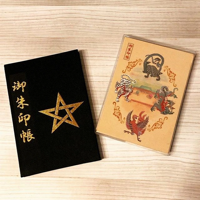 晴明神社の御朱印長（左）と平安神宮の御朱印長（右）