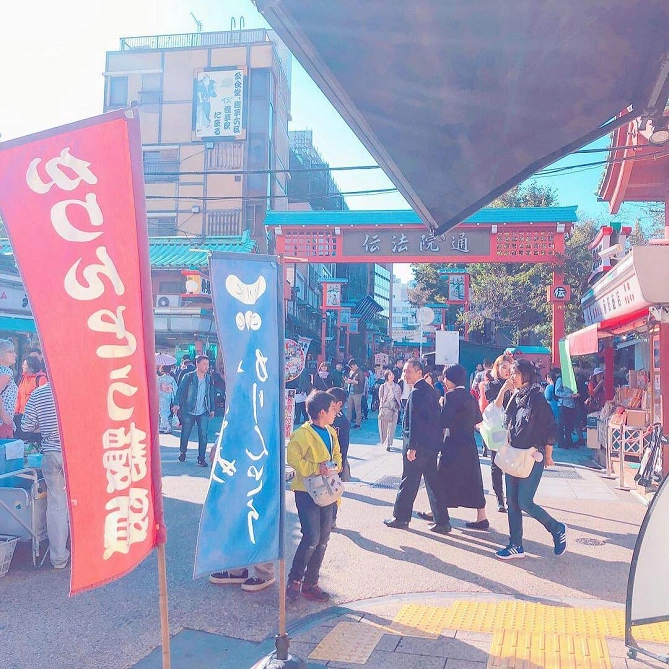 いつもにぎやかな仁法院通り