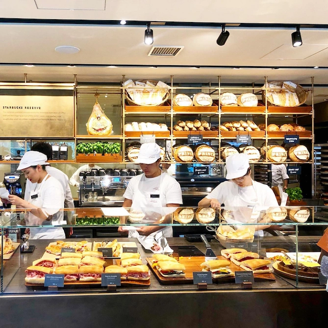 豊富なラインナップが並ぶショーケース