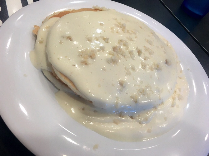 「ブーツ＆キモズ」のマカダミアナッツソースパンケーキ