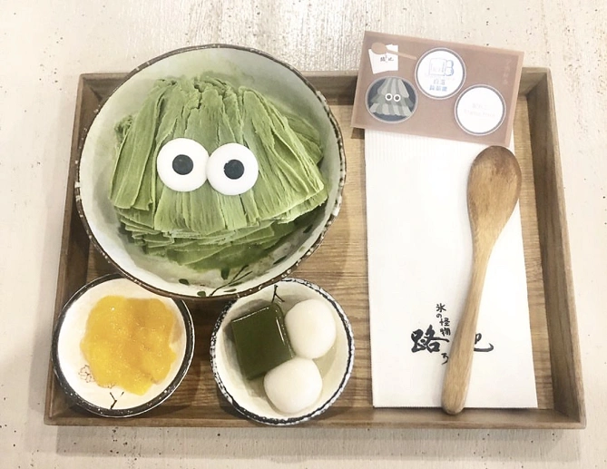 路地 氷の怪物