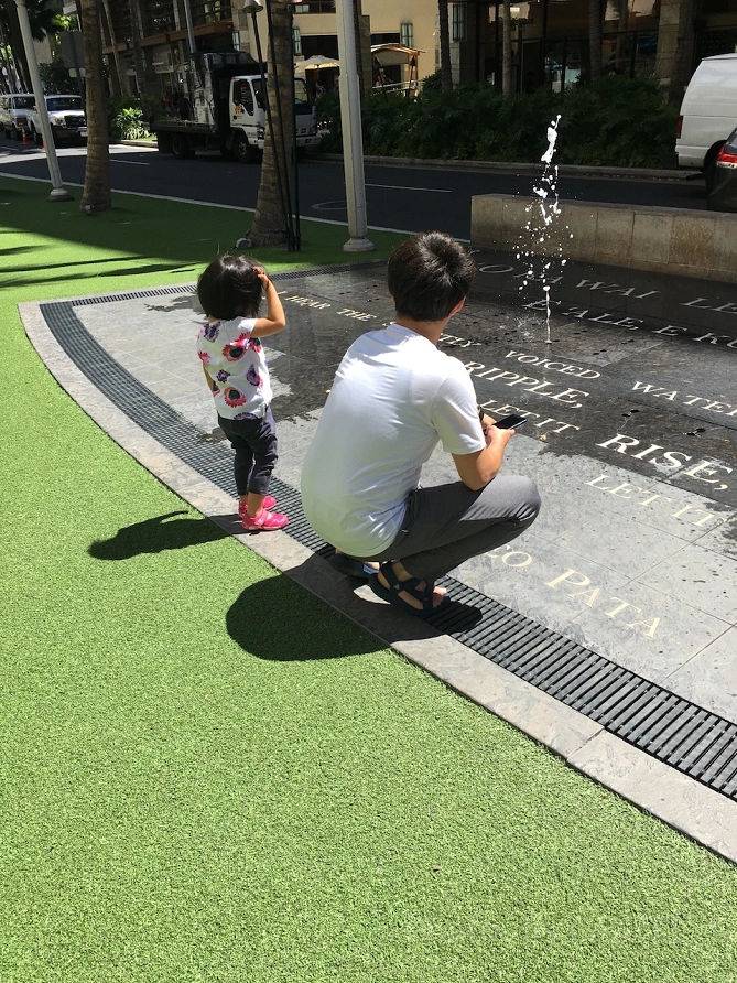 ワイキキビーチウォークの広場
