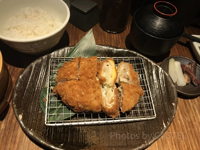 キムカツのカツは一口サイズ