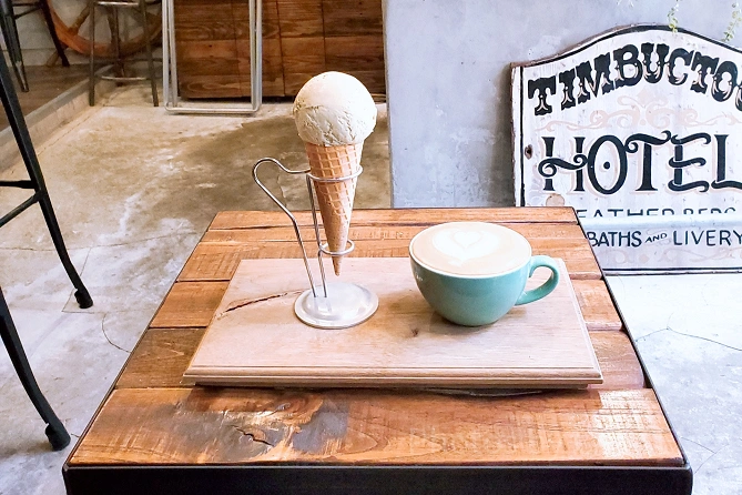 筆者おすすめのピスタチオのアイスクリームとカフェラテ