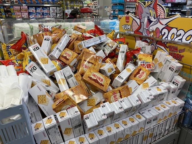 ロッテマートの山積みお菓子