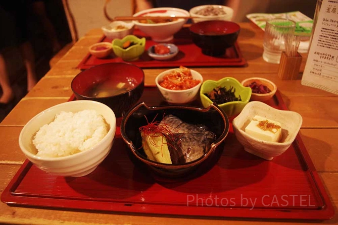 サバの味噌煮定食にキムチを追加