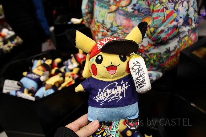 ストリートファッションのピカチュウぬいぐるみ／ポケモンセンターシブヤ