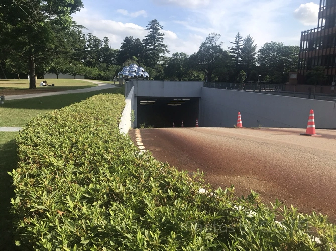 金沢21世紀美術館　駐車場入口
