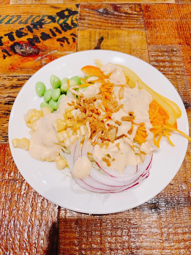 サラダバーでセレクトしたサラダ（J.Sパンケーキ）