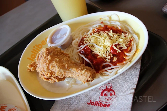 Jollibee（ジョリビー）のトマトスパゲッティとフライドチキン