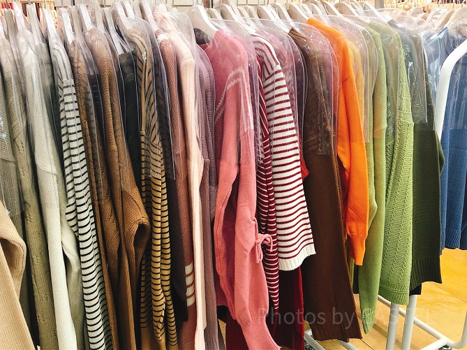 お店に並ぶ洋服たち