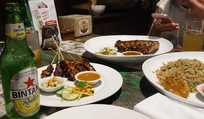 Warung Cikgo(左からサテ・ポークリブ・ナシゴレン)