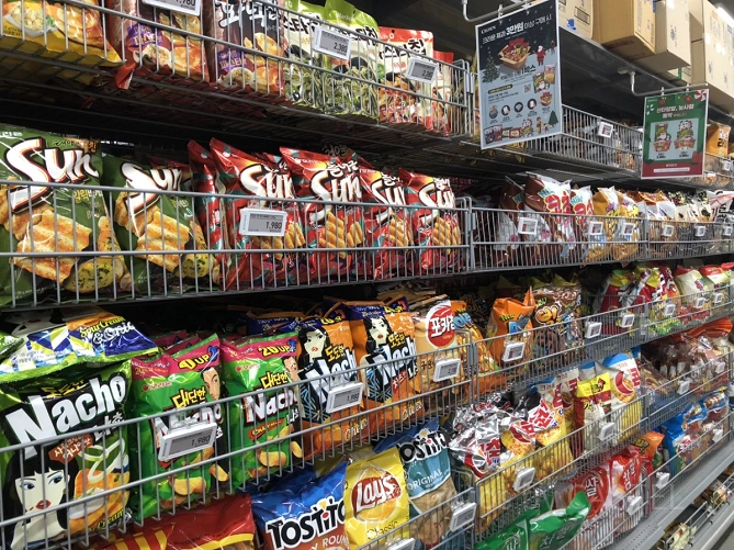 マートのお菓子コーナー