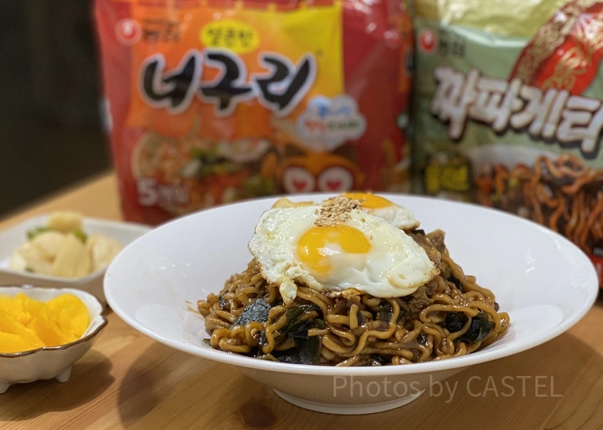 目玉焼きと牛バラ肉をトッピングしたチャパグリ
