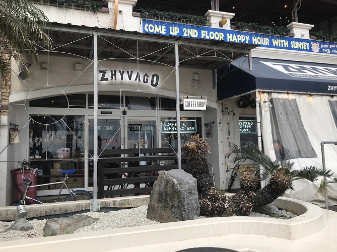 コーヒーの匂い漂う店内席、海が見渡せるテラス席、なやみどころ