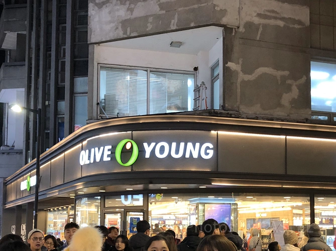 明洞にあるOLIVE YOUNG