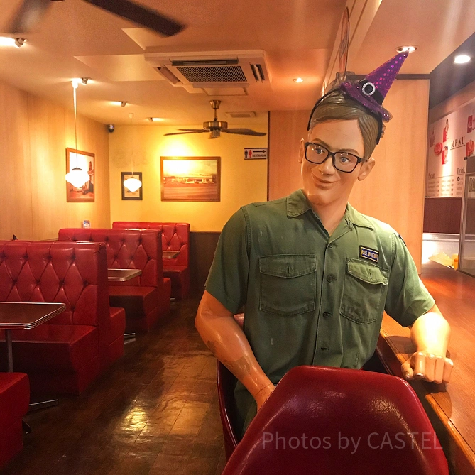 牧港本店のカウンター席には、先客が…！