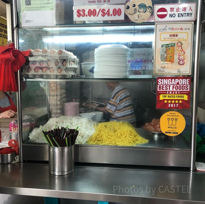 ホーカーの店先に見える麺
