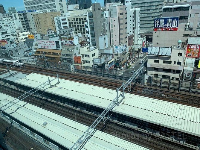 シュッシュポポン御徒町店から見える本物の電車