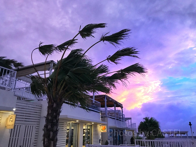 夕刻の海は1分ごとに色が変わってロマンティックです