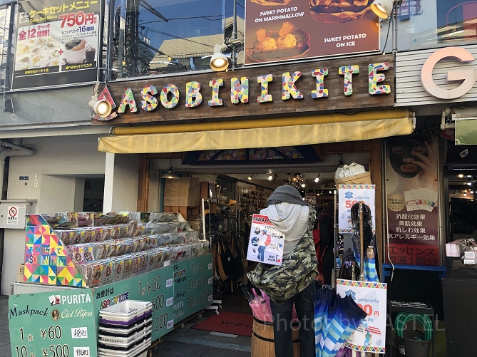 ASOBINIKITEのお店の外の様子