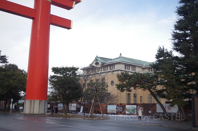 平安神宮の鳥居と京都市美術館