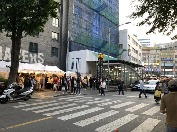 地下鉄の駅出口の目の前に位置するMAKERS HOTEL