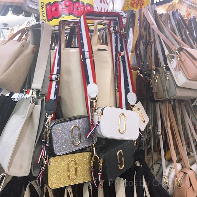 バッグも所狭しと並んでいます