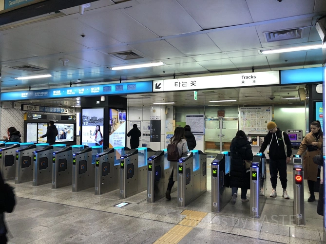 明洞駅の改札の様子