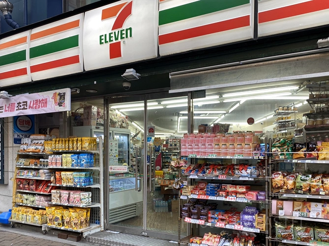 店頭にもずらりと商品が並ぶ韓国のコンビニ
