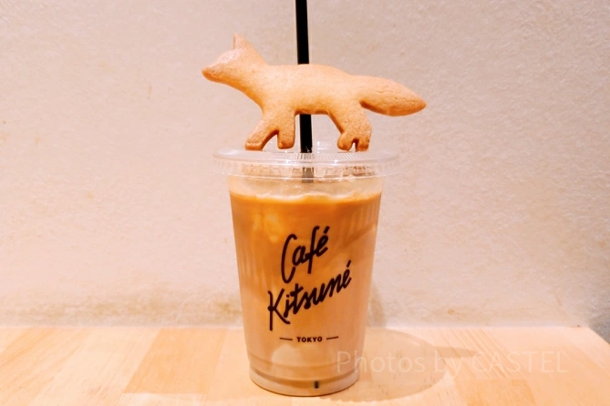 Cafe Kitsune「カフェラテ」にキツネの形をしたクッキーをトッピング