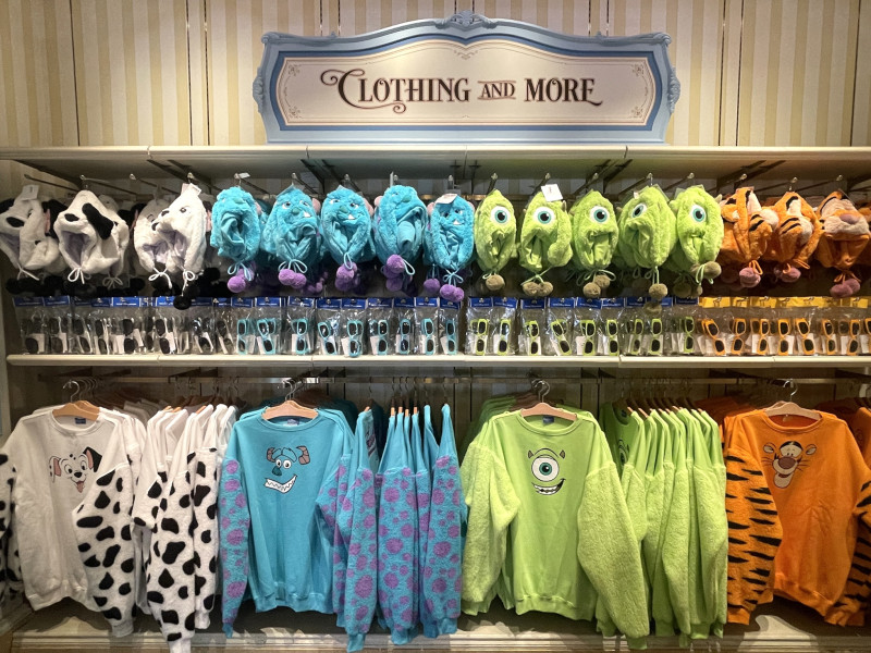 【2025】ディズニーで買えるトレーナー全種類まとめ！大人とキッズでお揃いにできるトレーナーも♪