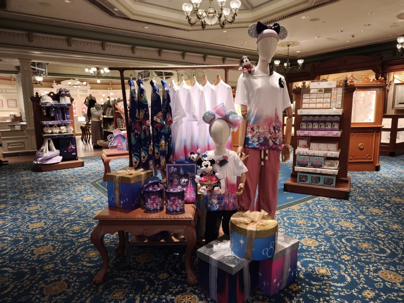 【香港ディズニー20周年グッズ】ミッキー＆フレンズ・グランドセレブレーショングッズ全61種まとめ！カラフルなお土産の値段と販売場所