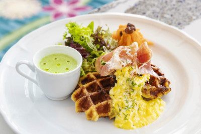 生ハムとエッグスプレッドのワッフル