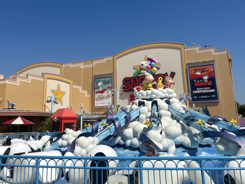 【USJ】スヌーピースタジオ攻略ガイド！何がある？ジェットコースターやグリーティング、お土産ストアを完全網羅