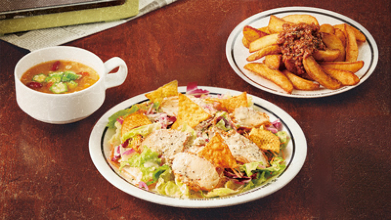 （左）ガンボスープ（中央）メキシカン・シーザーサラダ（右）フライドポテト〜チリコンカン〜