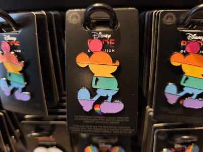 アナハイムディズニーのピンバッジ：カラフルミッキー